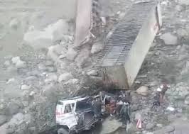 سقوط شاحنة من منحدر جبلي شاهق بذمار ومصرع السائق ومرافقه إثر الحادث المروع 