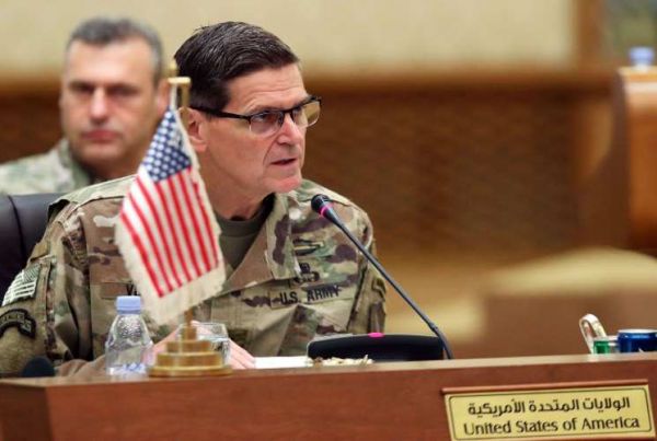 رئيس القيادة المركزية الأميركية يبحث مع مسؤولين خليجيين هجمات الحوثيين في البحر الأحمر