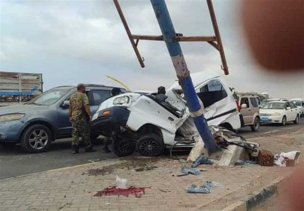 حادث مروري مروع في العاصمة عدن يتسبب بوفاة وإصابة خمسة أشخاص 