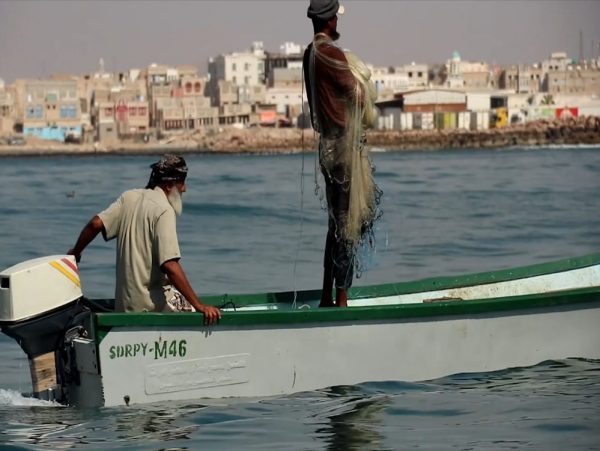 خفر السواحل اليمنية : إنقاذ ثلاثة صيادين بعد تعطل قاربهم في خليج عدن 