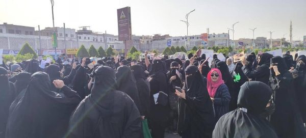 تظاهرة نسوية في العاصمة عدن تنديدا بتردي الخدمات وسوء الأوضاع المعيشية 