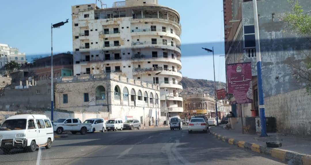 عدن : تفاصيل قيام مسلح بطعن بائع قات في التواهي 