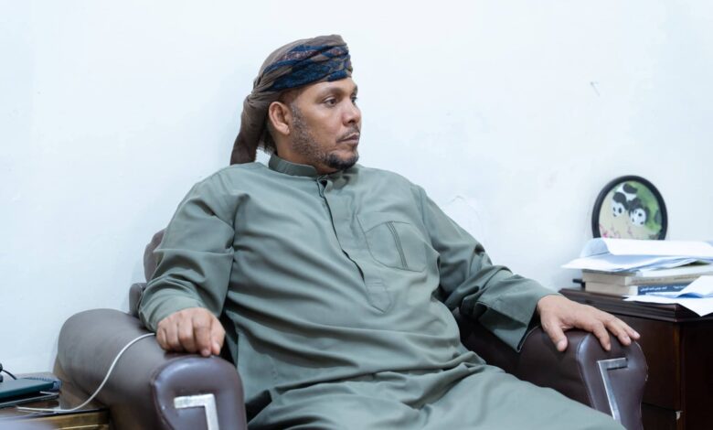 تصاعد الدعوات لإقالة محافظ سقطرى بعد تصريحات “تشكك” في تبعية الجزيرة لليمن